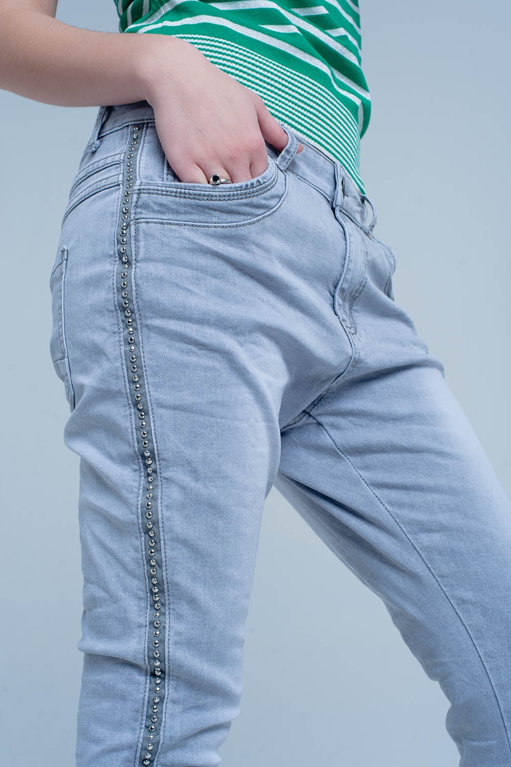 jeans gris avec détail métallique