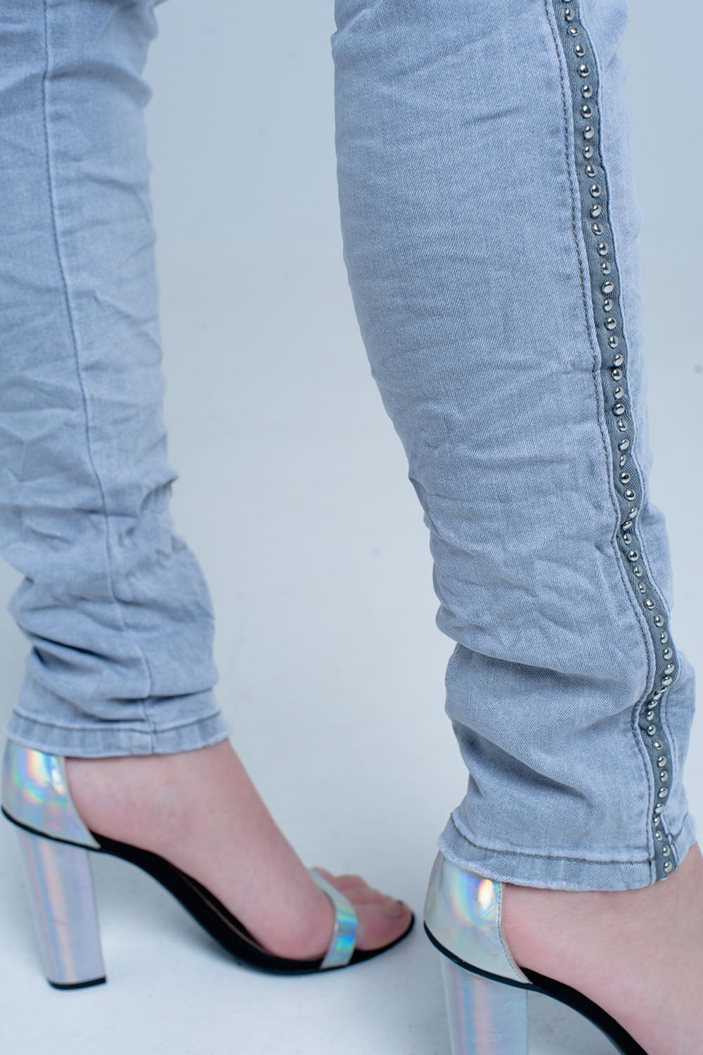 jeans gris avec détail métallique