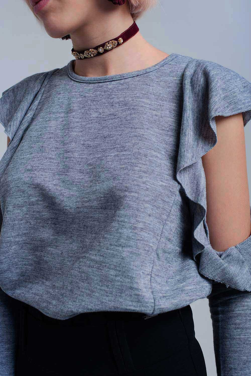 Top gris avec plis et détail ouvert
