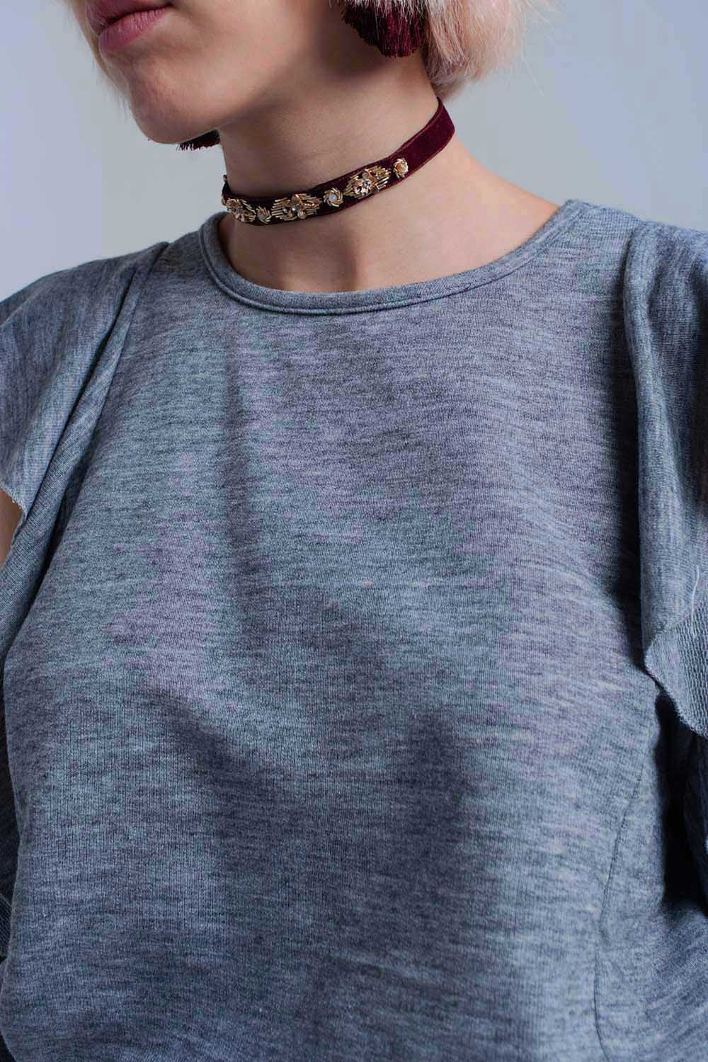 Top gris avec plis et détail ouvert