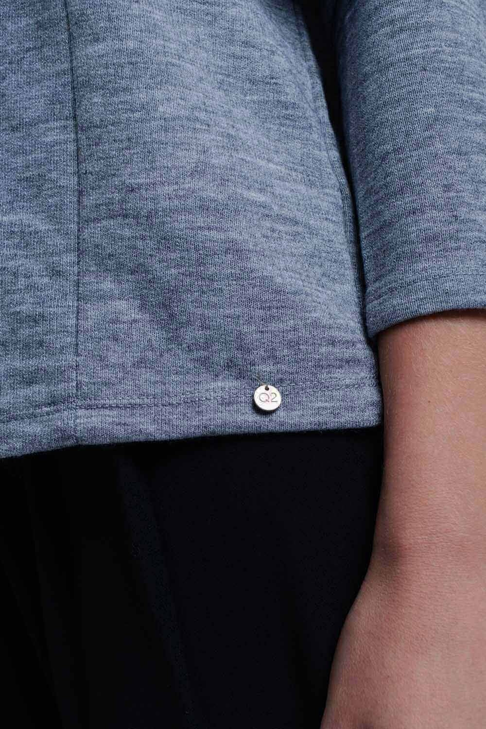 Top gris avec plis et détail ouvert