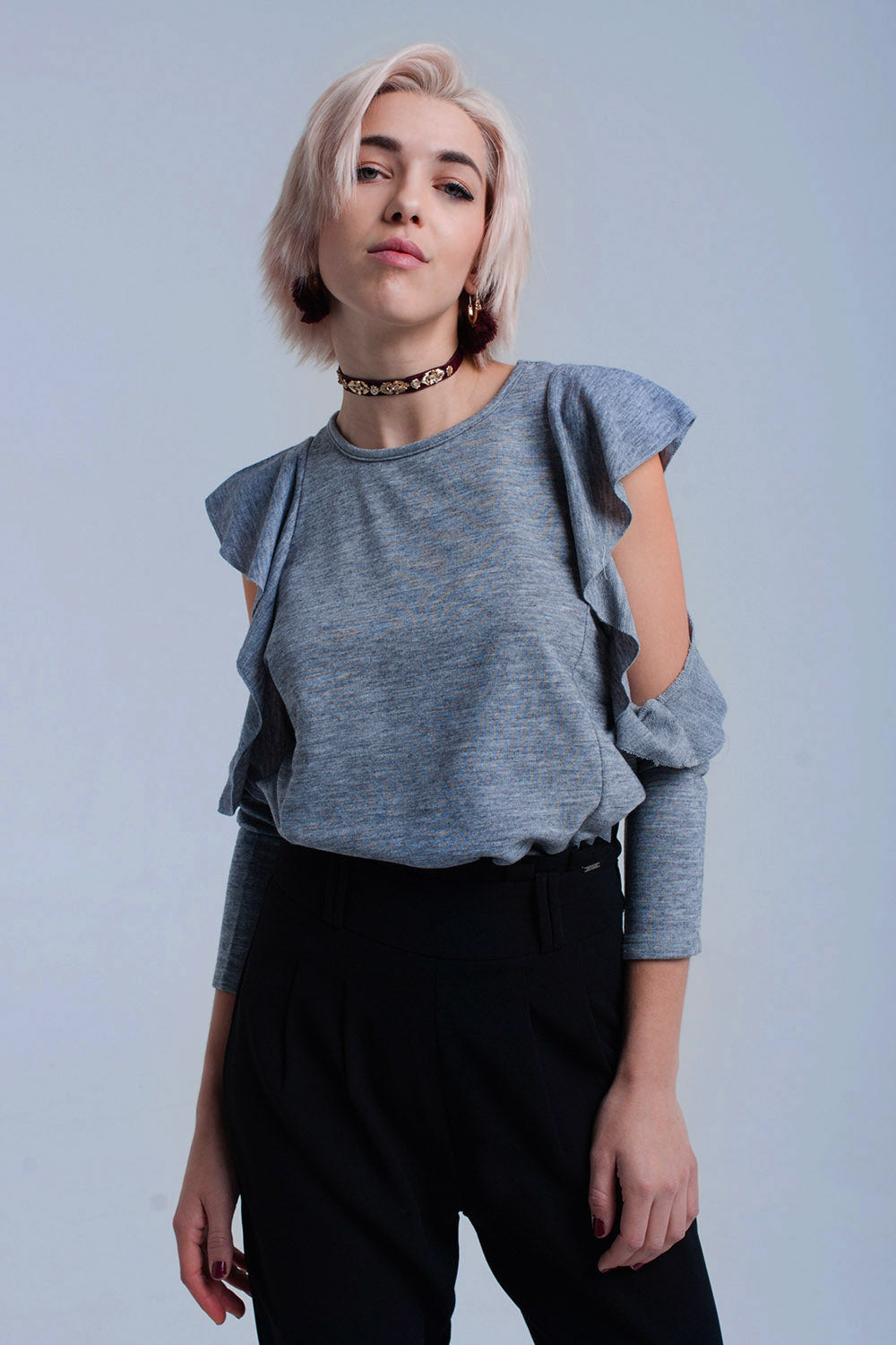 Top gris avec plis et détail ouvert