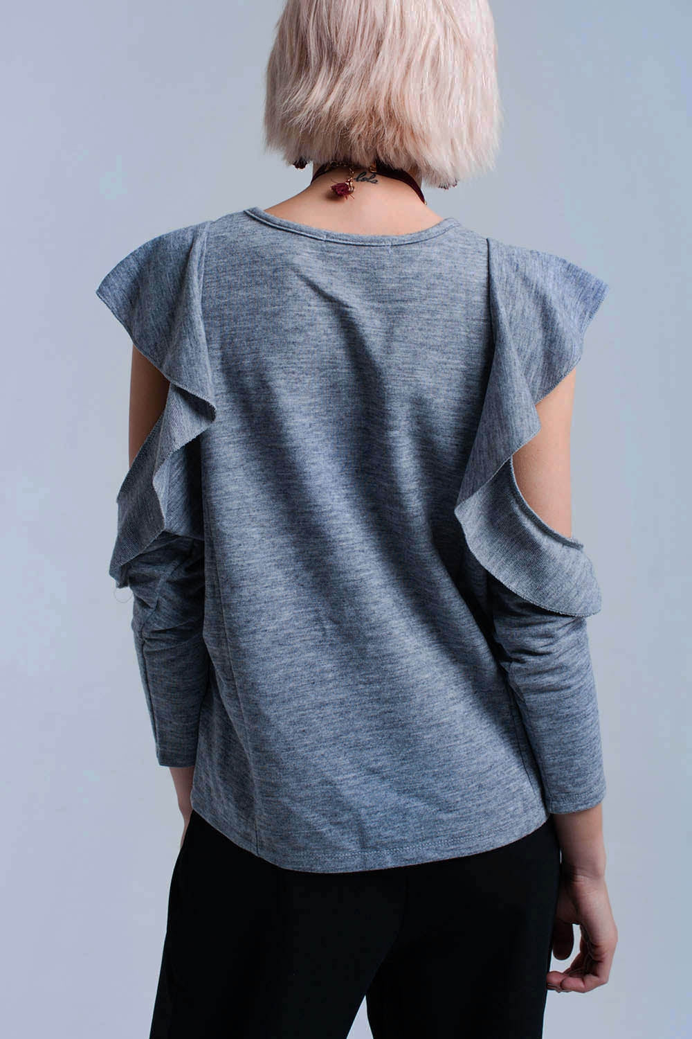 Top gris avec plis et détail ouvert