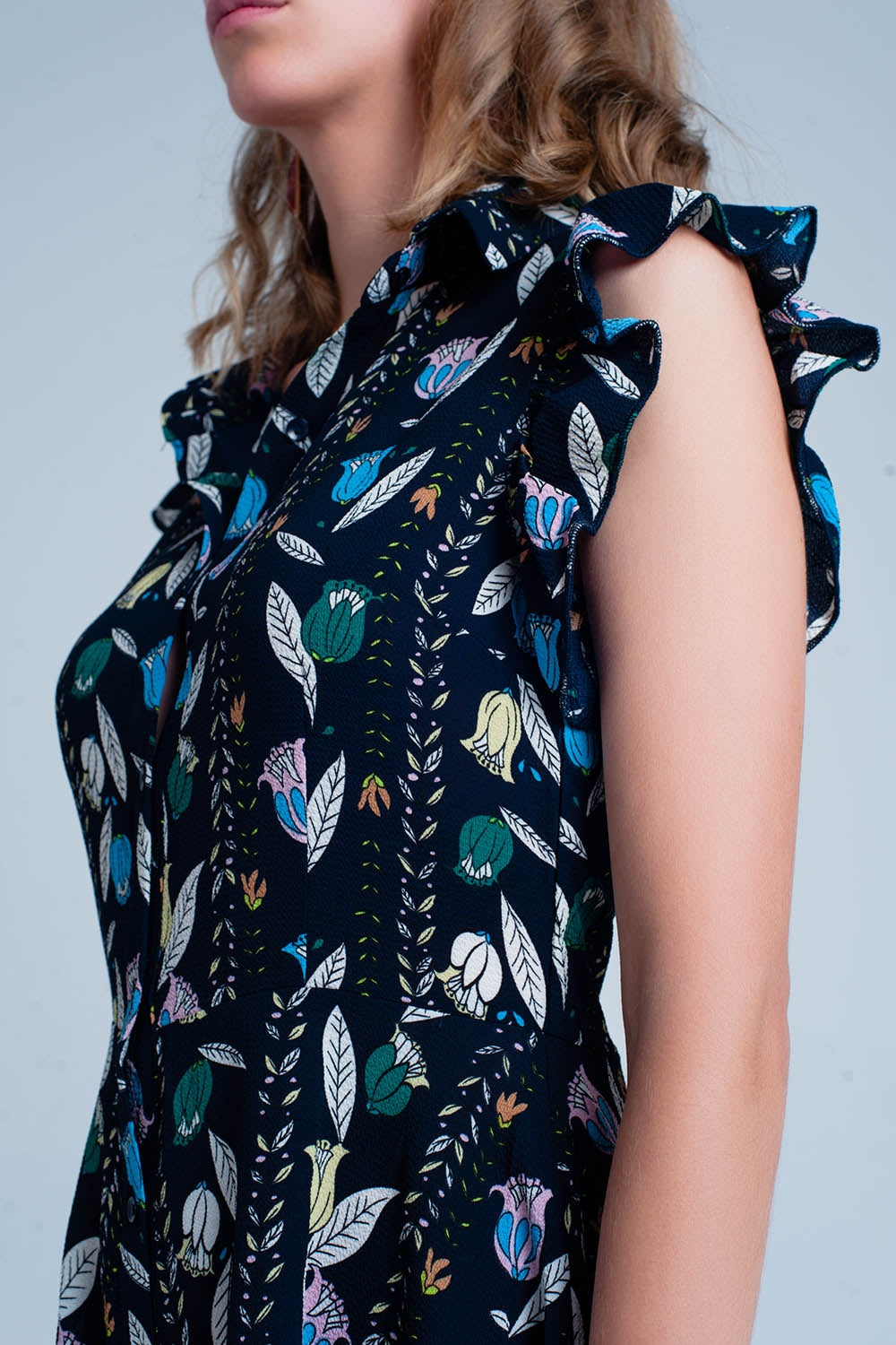 Combinaison imprimée bleu marine avec des fleurs