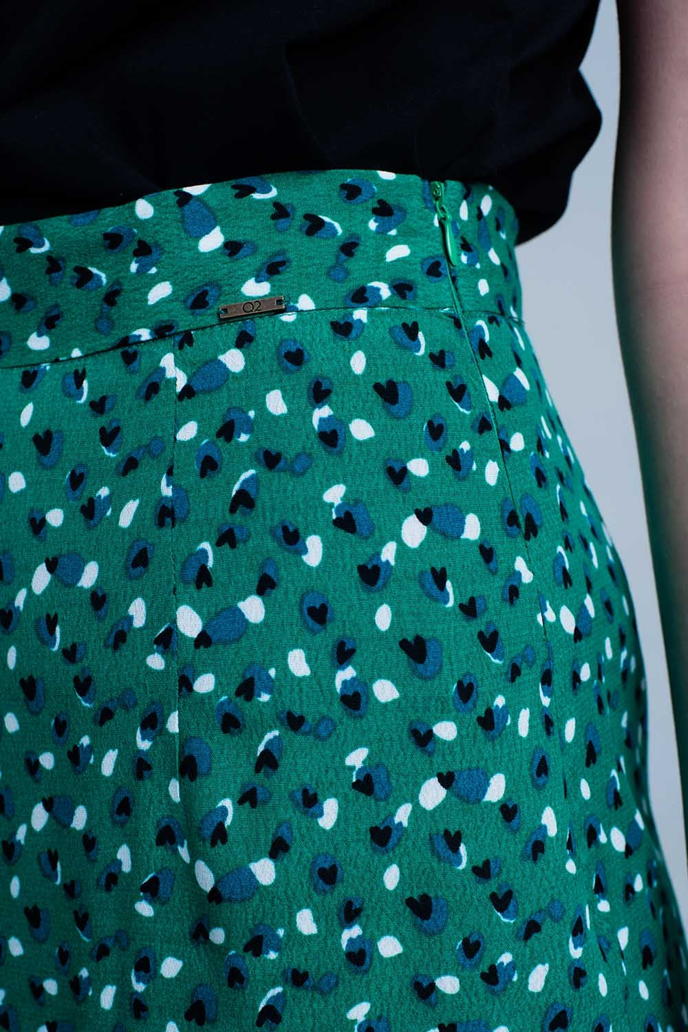 Jupe vert mi-longue avec volants et motif à pois