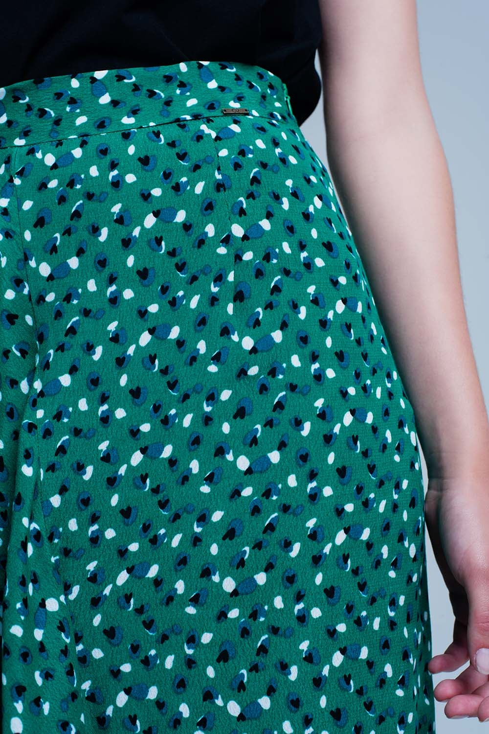 Jupe vert mi-longue avec volants et motif à pois