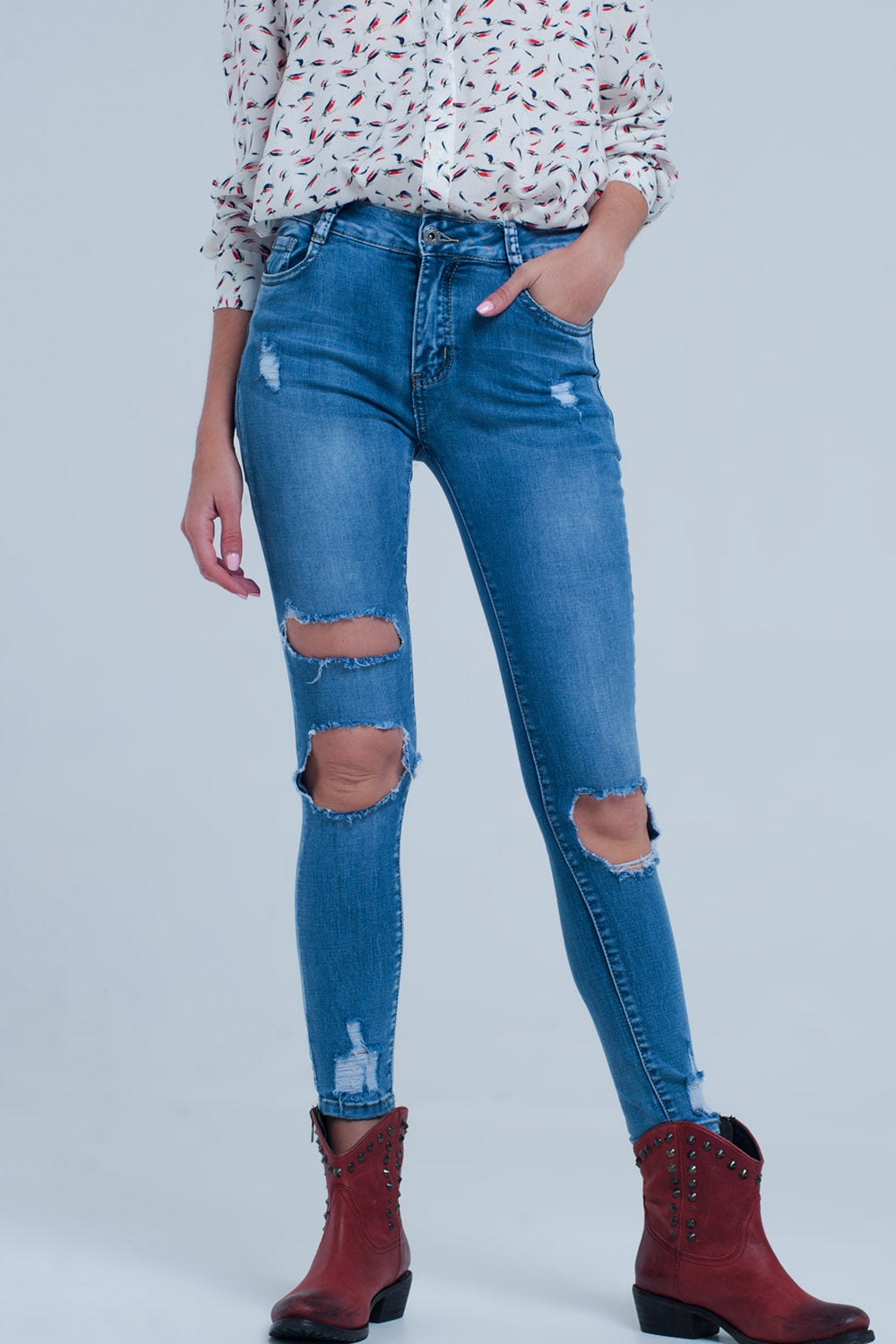 Jean skinny avec déchirures extrêmes aux genoux
