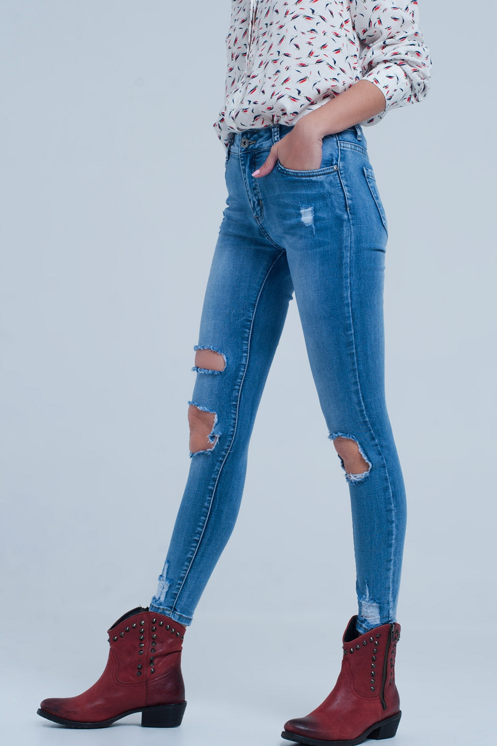 Jean skinny avec déchirures extrêmes aux genoux