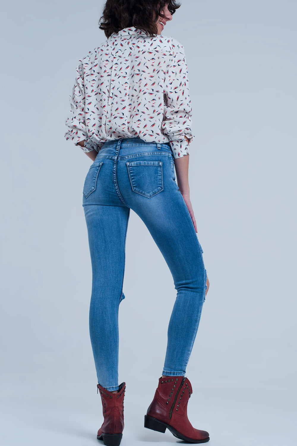 Jean skinny avec déchirures extrêmes aux genoux