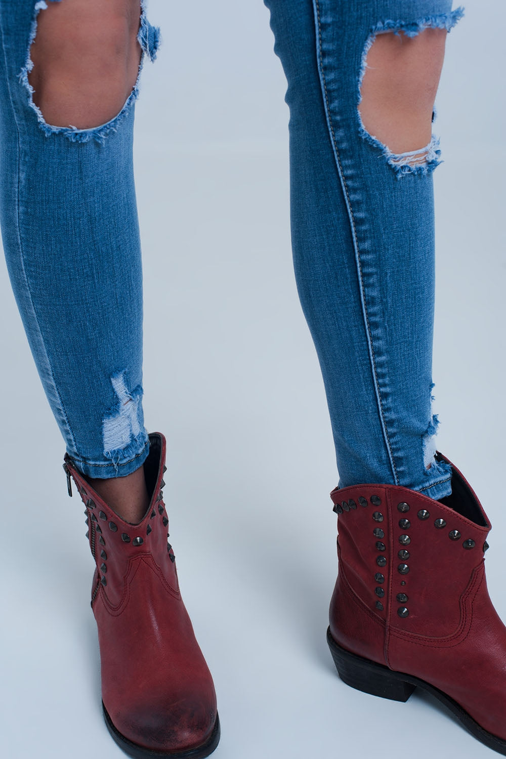 Jean skinny avec déchirures extrêmes aux genoux