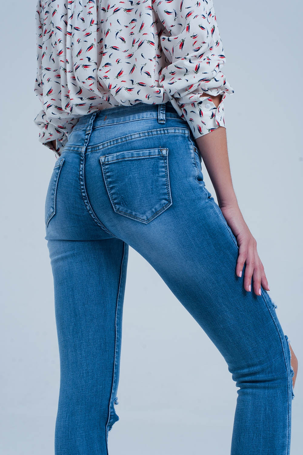 Jean skinny avec déchirures extrêmes aux genoux