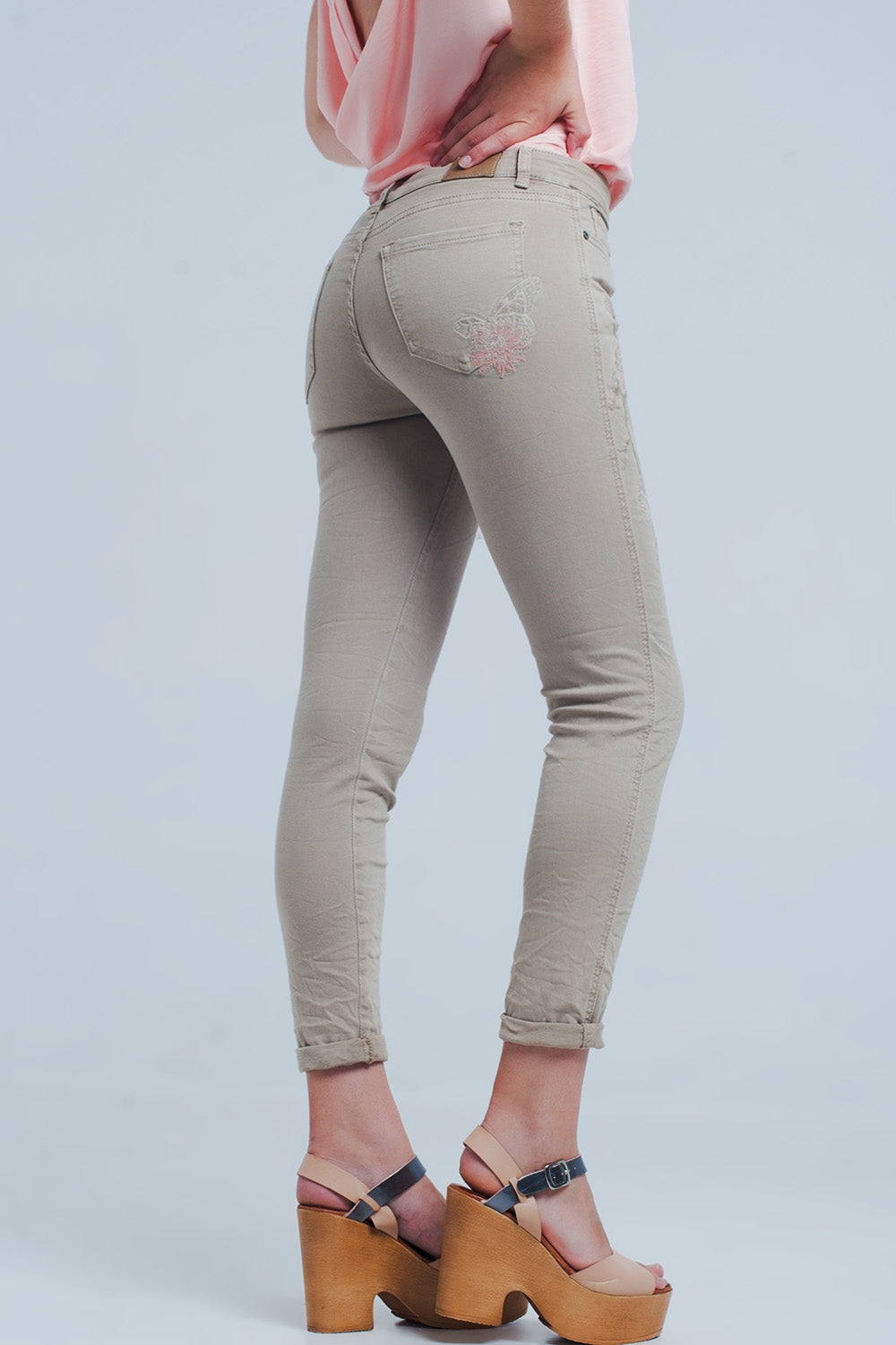 Jean beige brodé de fleurs