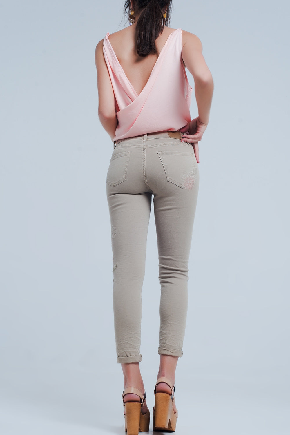Jean beige brodé de fleurs