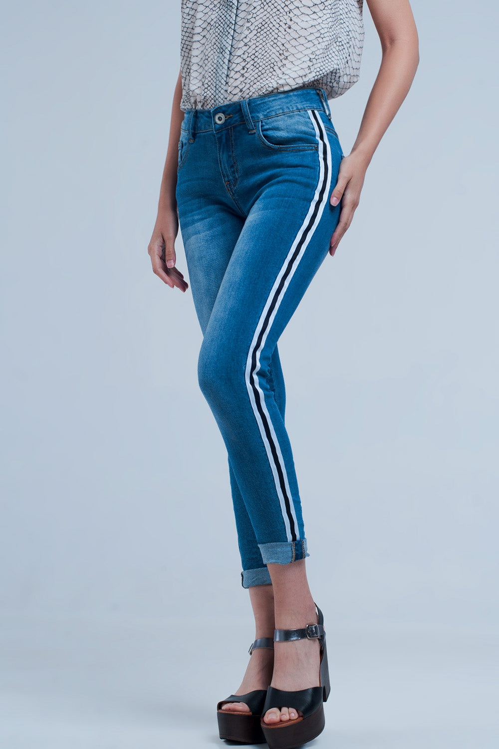 Jean denim à bande sur le côté