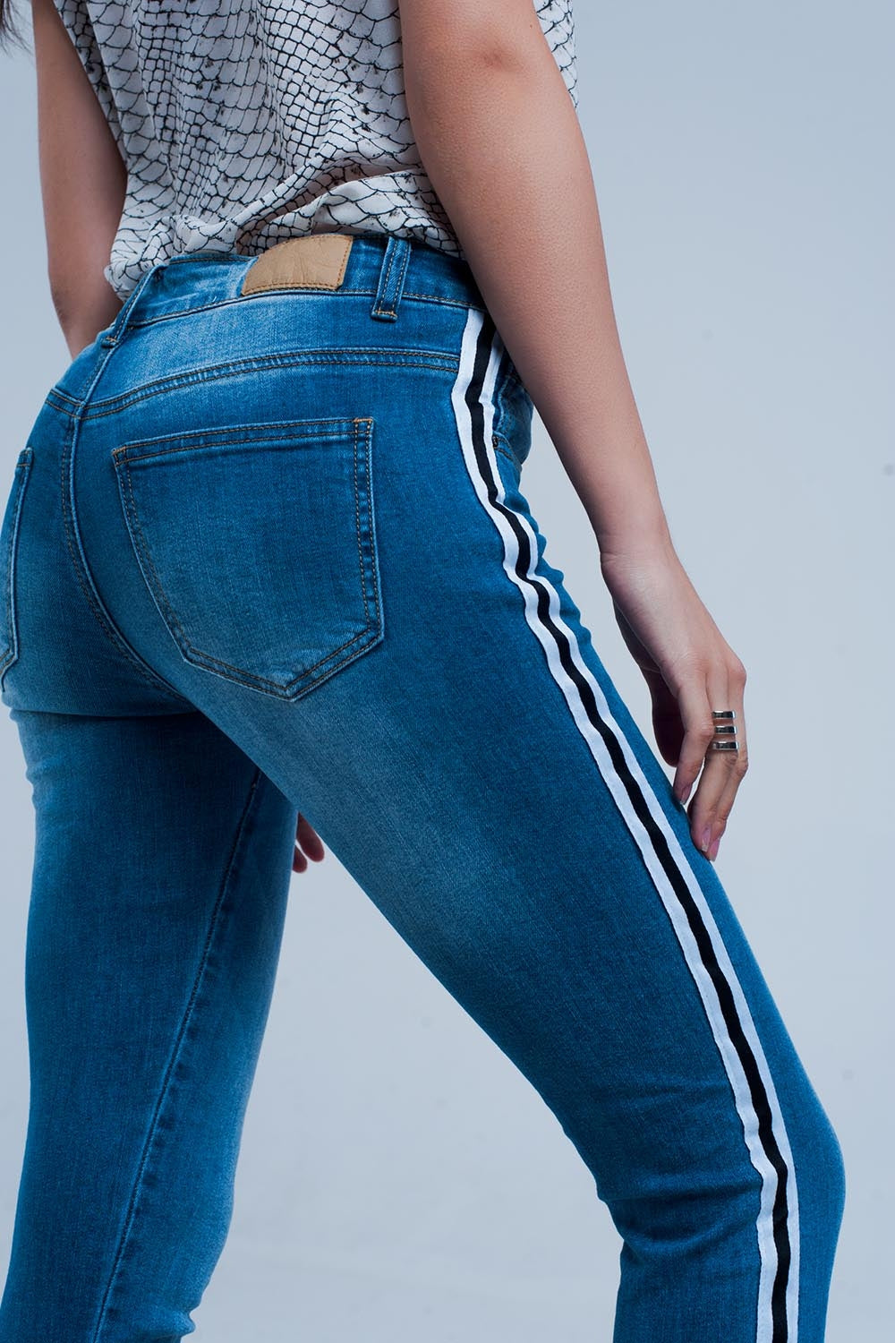 Jean denim à bande sur le côté