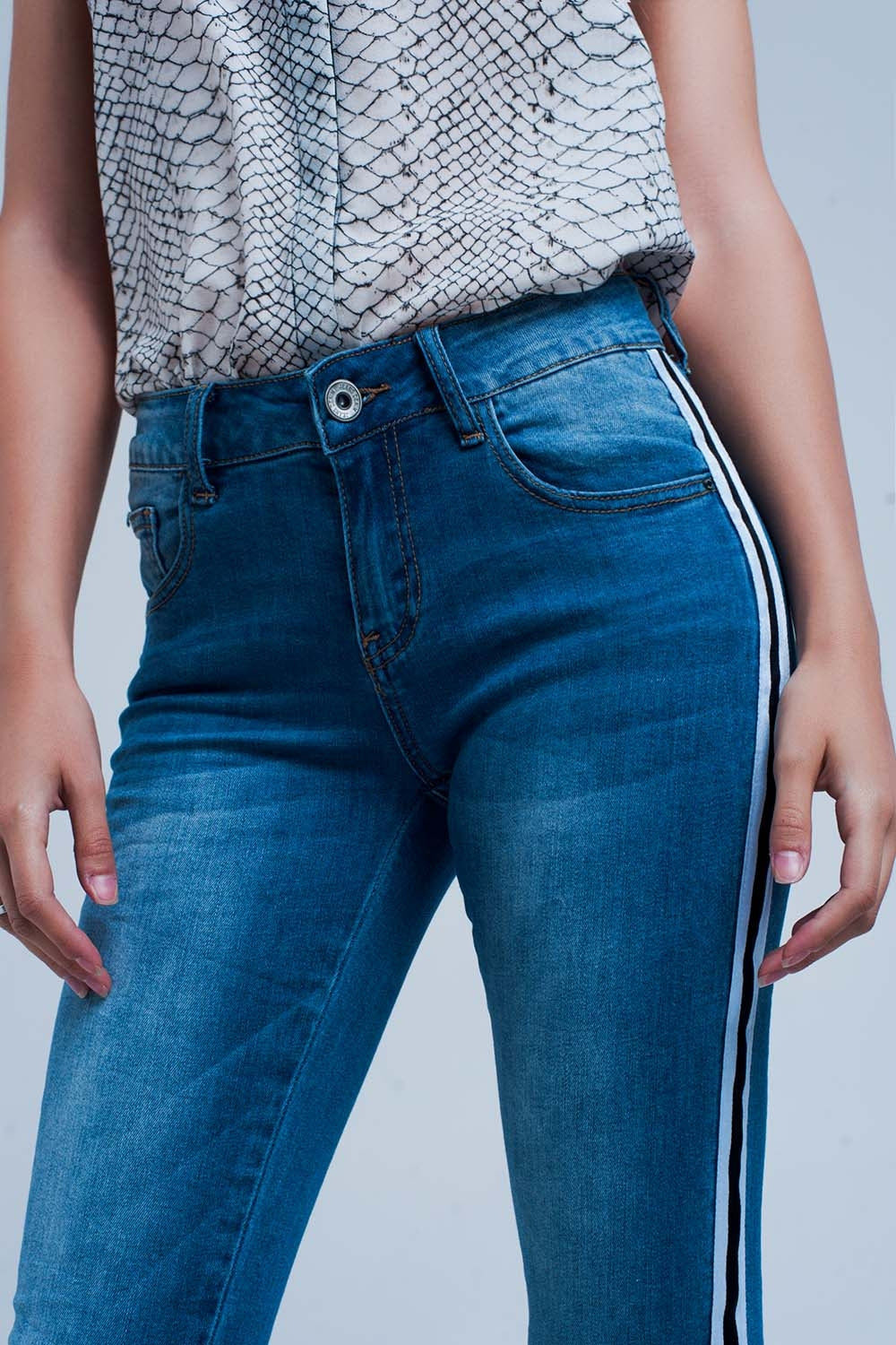 Jean denim à bande sur le côté