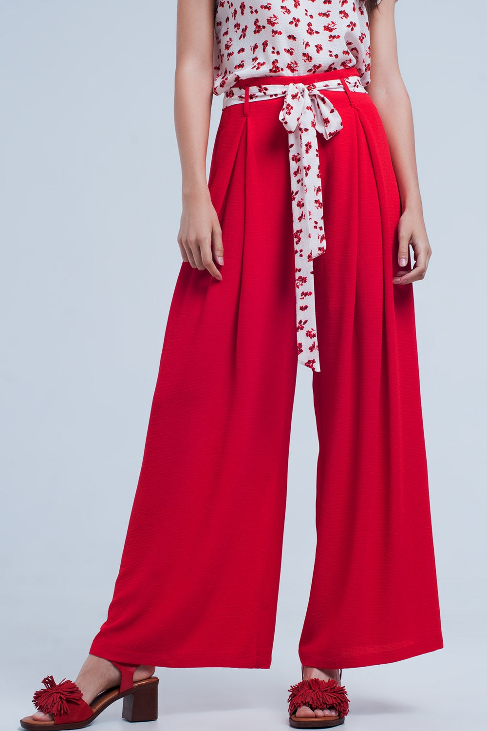 Pantalon rouge large plissé avec taille nouée