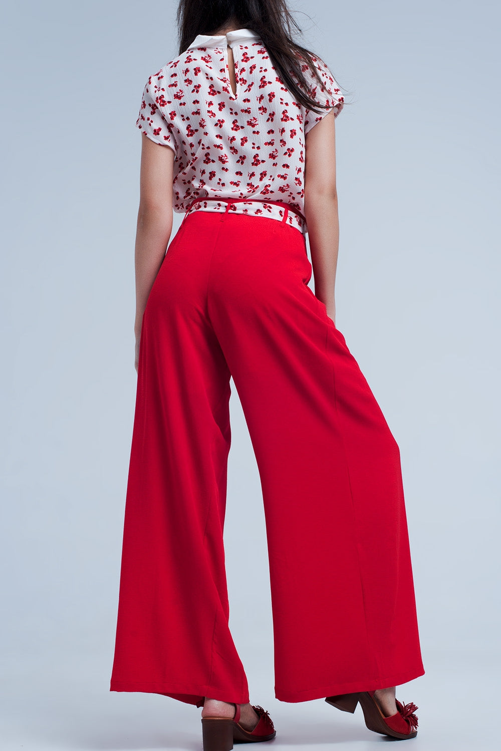 Pantalon rouge large plissé avec taille nouée