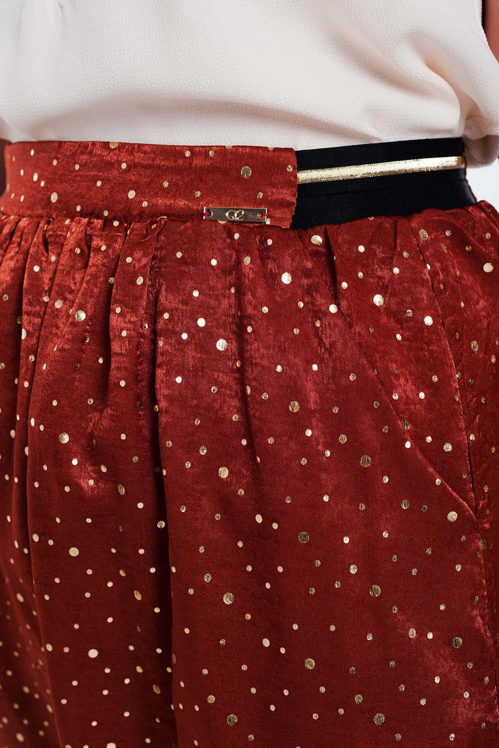 Orange mini jupe avec plis en or polka dot