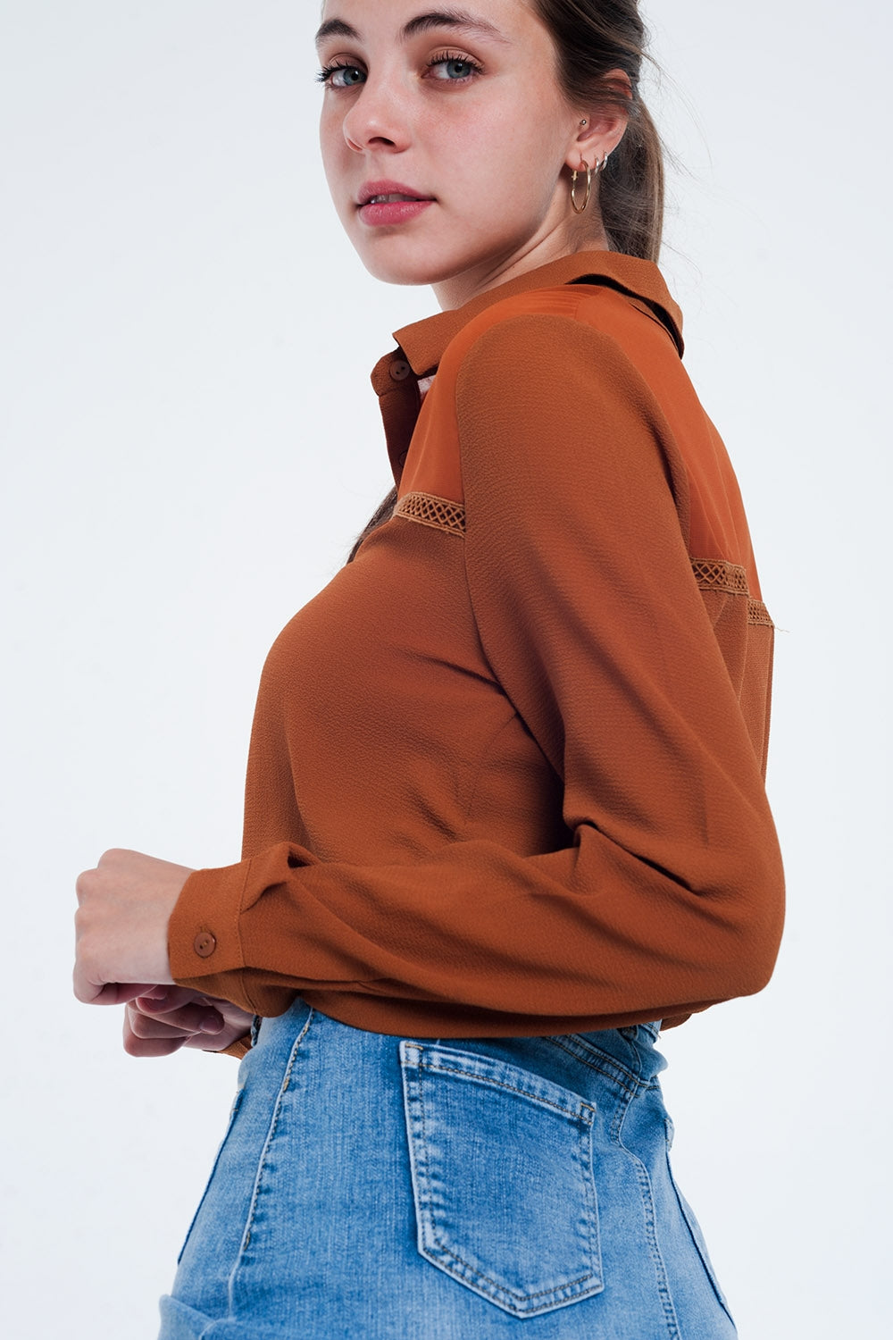 Orange de détail avant insertion chemisier