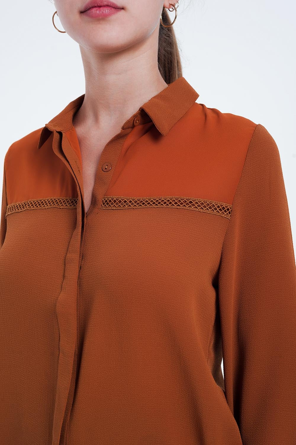 Orange de détail avant insertion chemisier