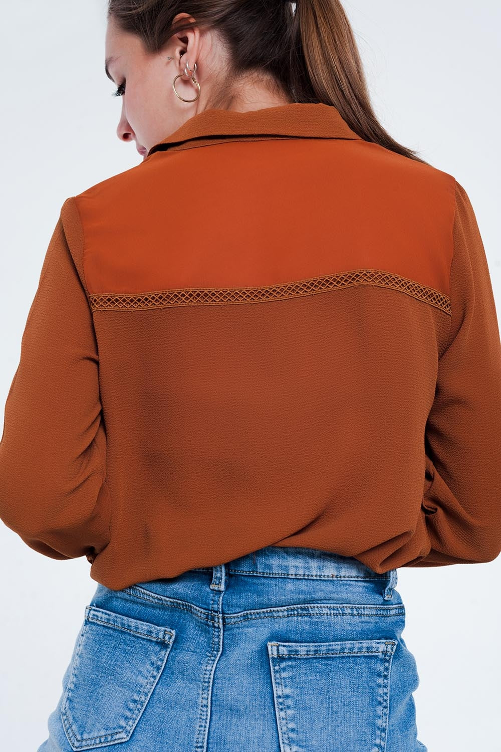 Orange de détail avant insertion chemisier