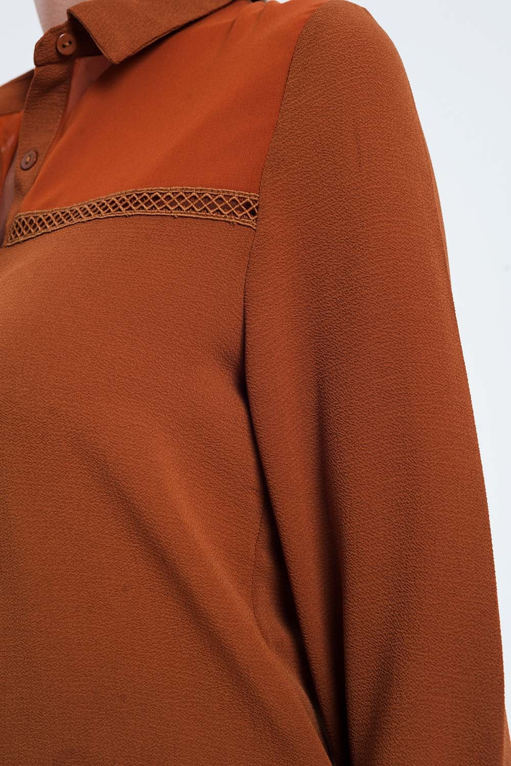 Orange de détail avant insertion chemisier