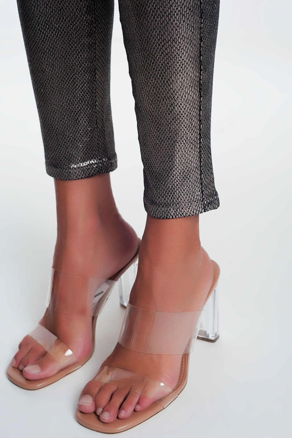 Pantalon argenté avec imprimé serpent