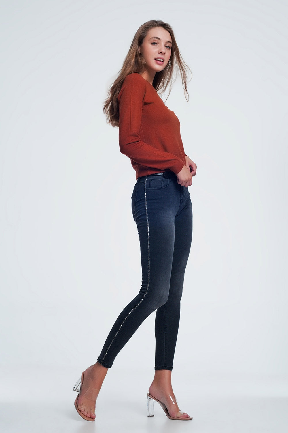Jean skinny noir avec ornements sur le côté