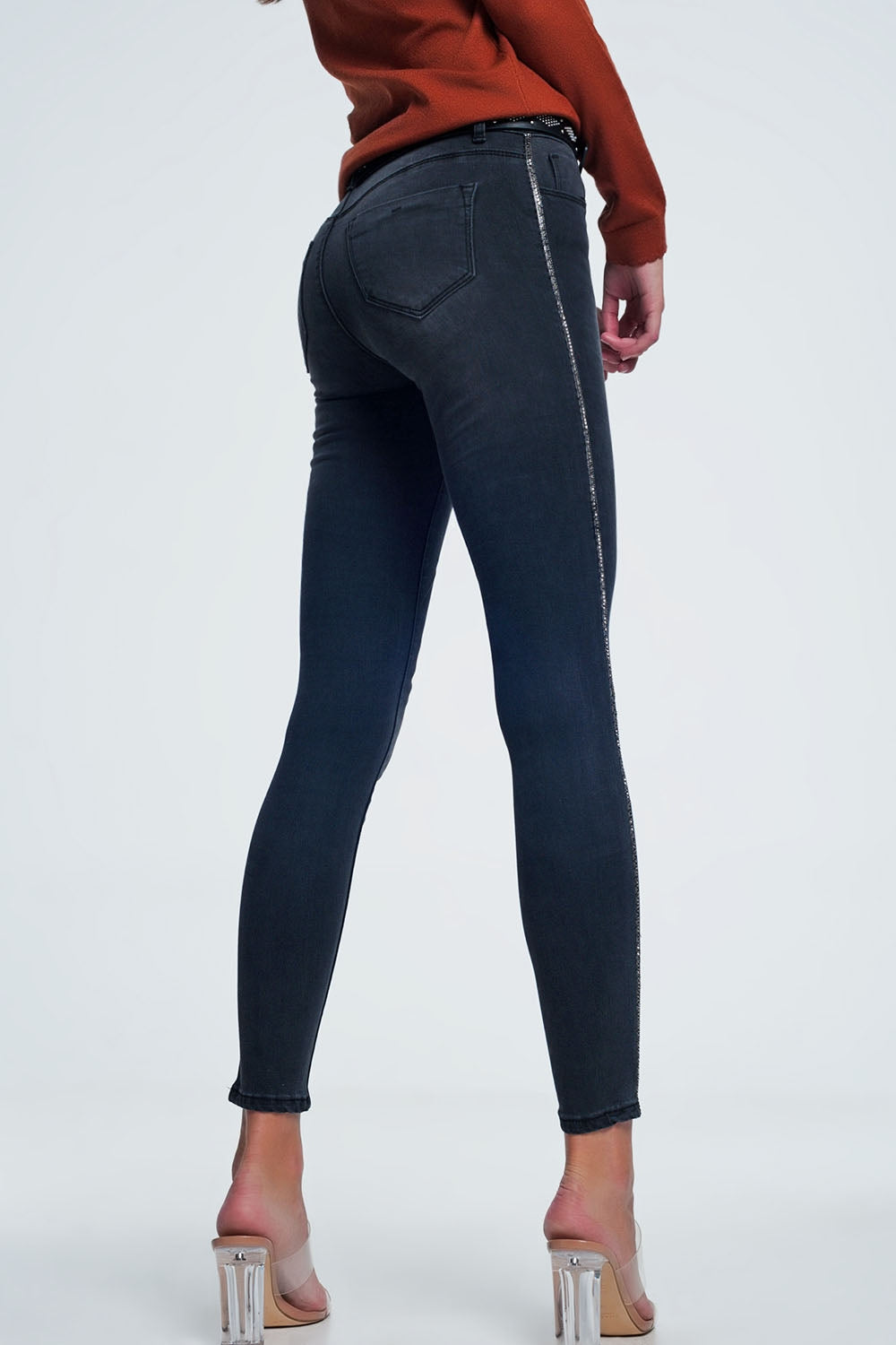 Jean skinny noir avec ornements sur le côté