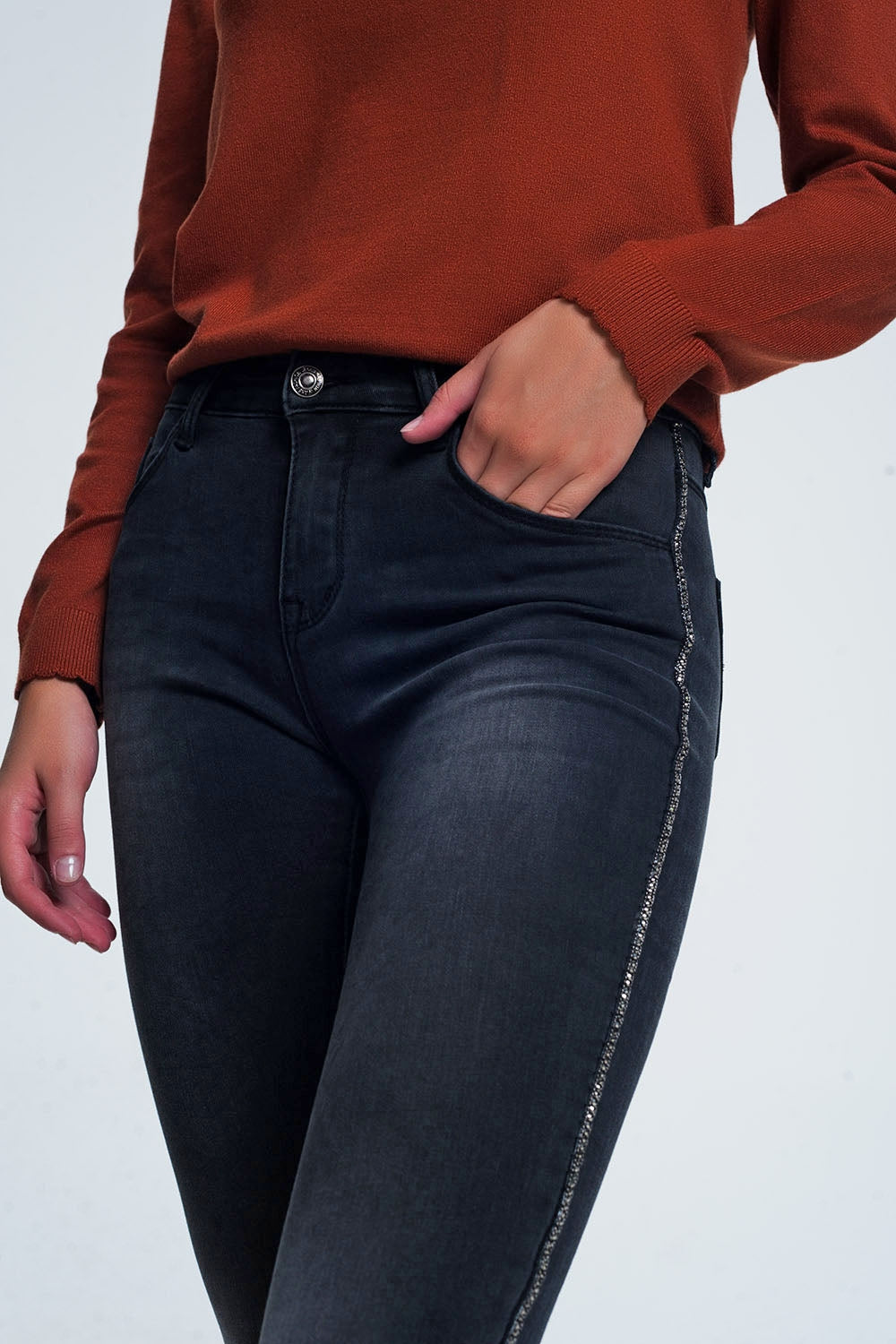Jean skinny noir avec ornements sur le côté
