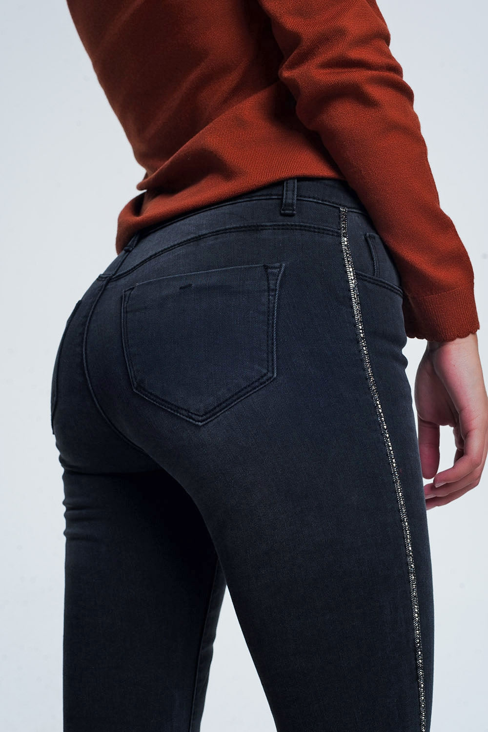 Jean skinny noir avec ornements sur le côté