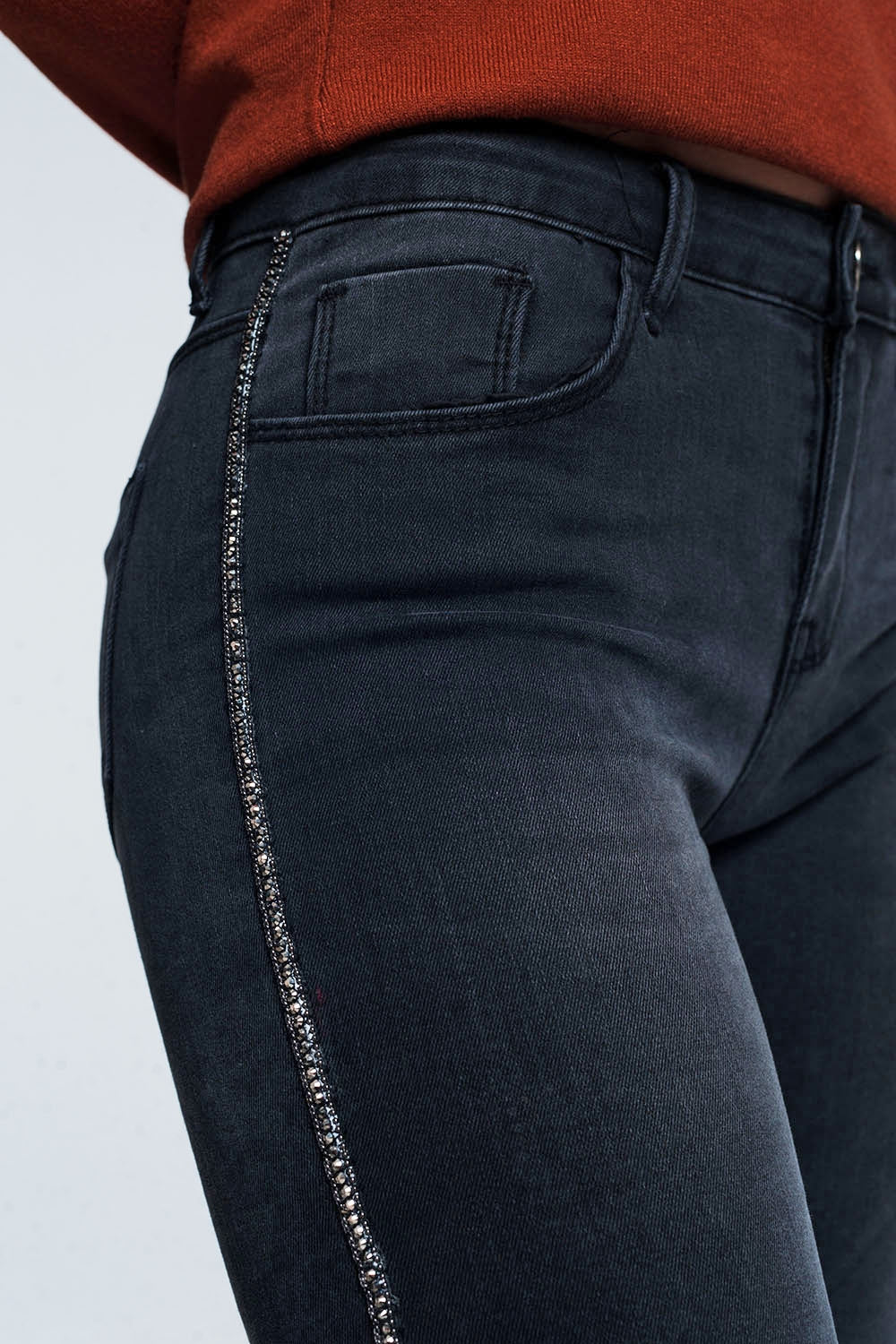 Jean skinny noir avec ornements sur le côté