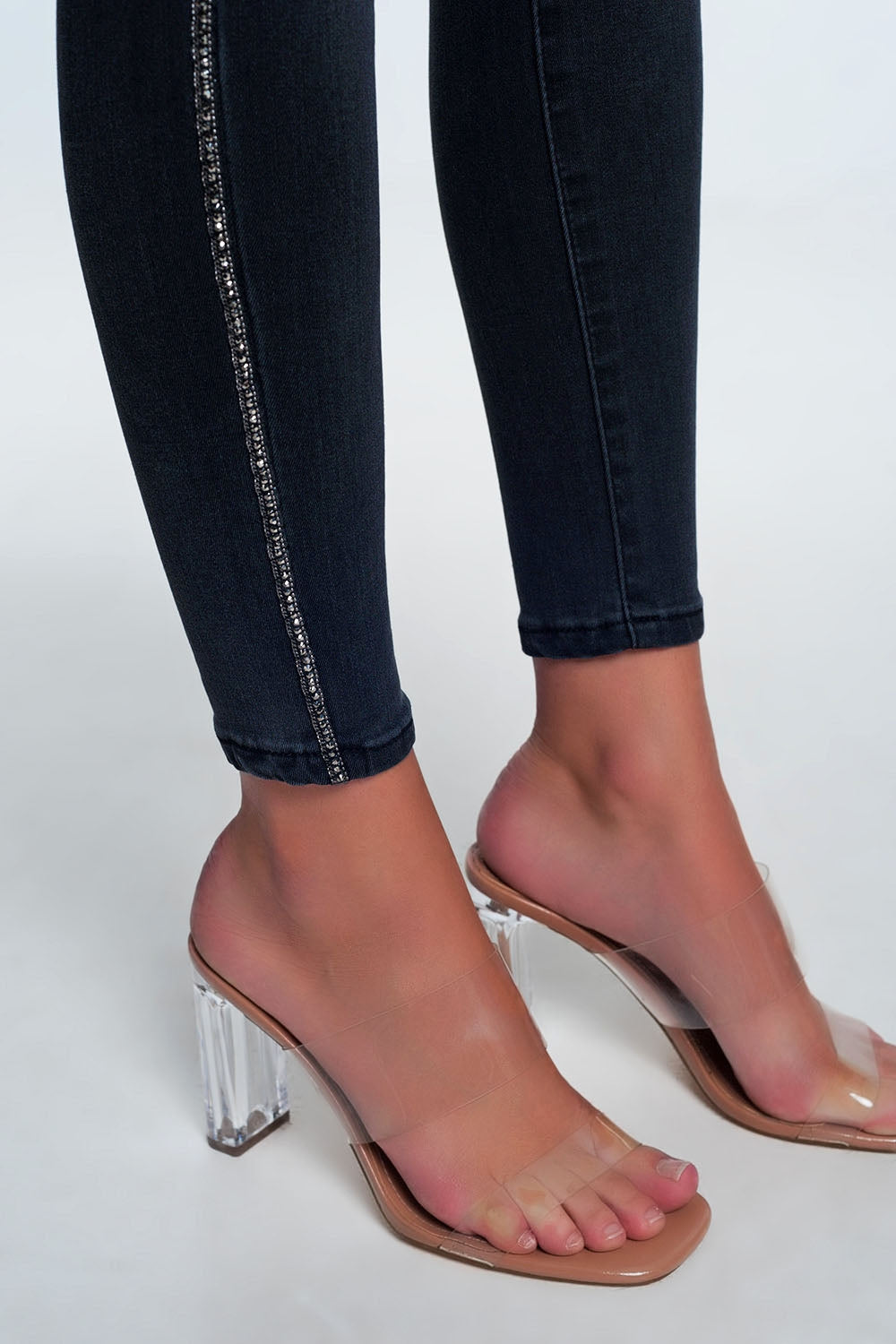 Jean skinny noir avec ornements sur le côté