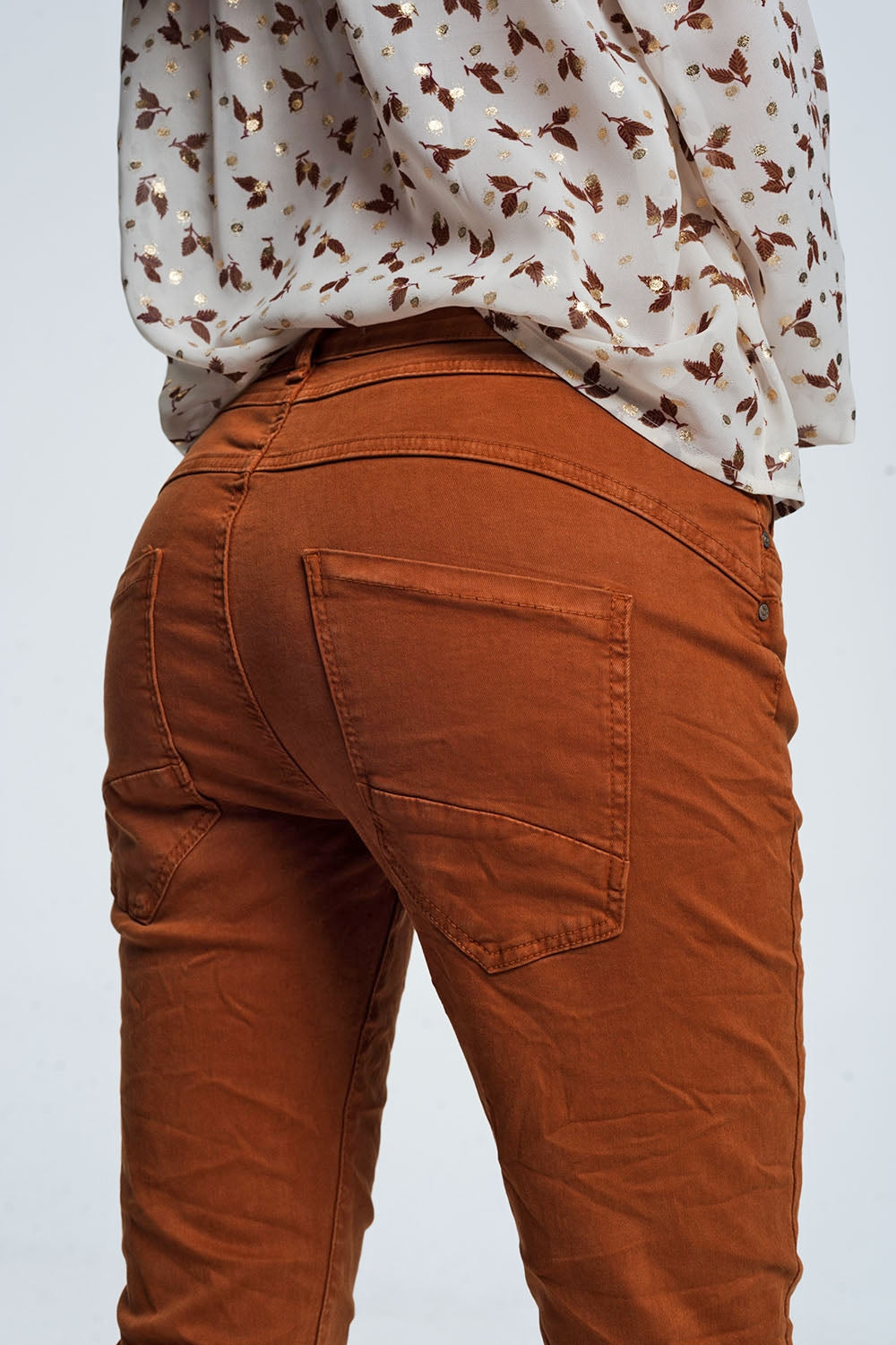 Jean relaxed à 4 boutons orange