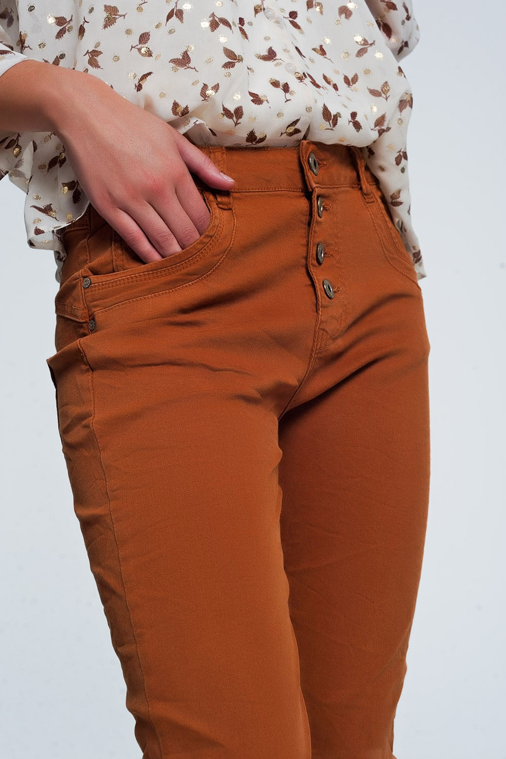 Jean relaxed à 4 boutons orange