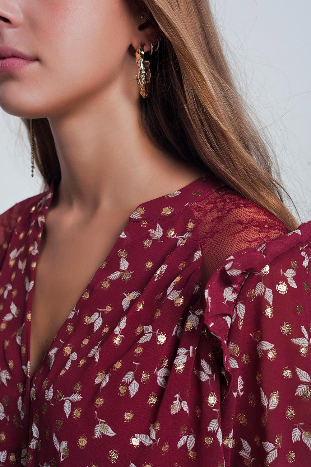 Chemise grenat imprimée avec épaules à volants