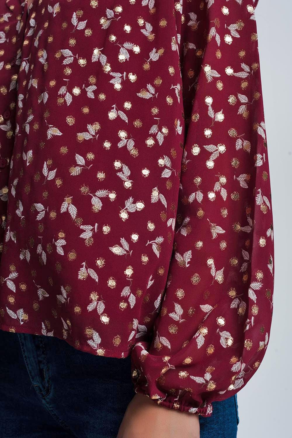 Chemise grenat imprimée avec épaules à volants