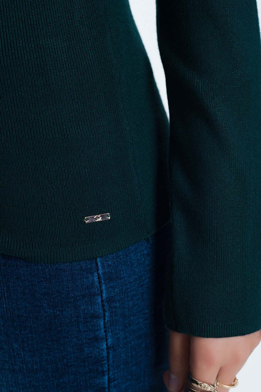 Pull côtelé ajusté avec encolure à volants vert