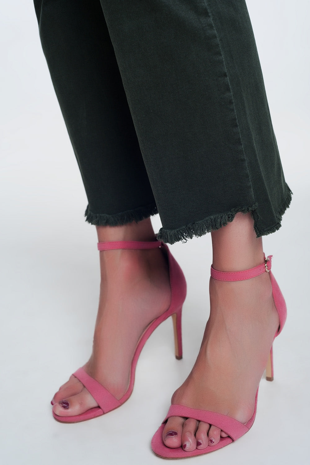 Jean évasé taille haute avec ourlet à bords bruts en kaki