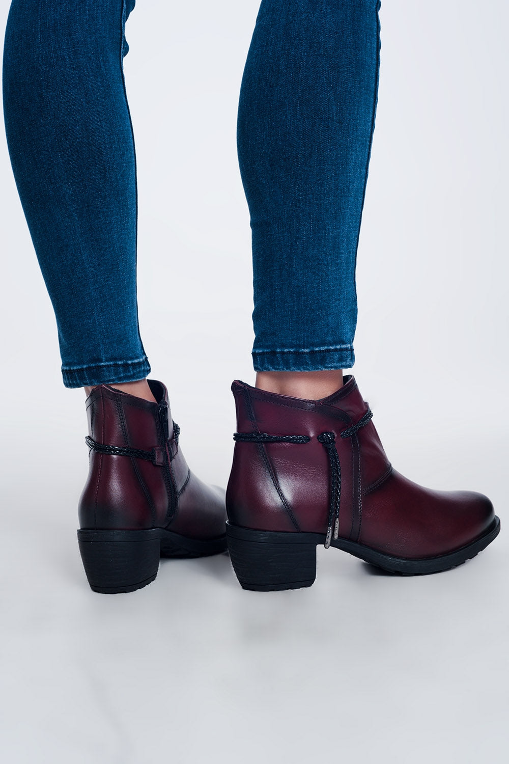 Bottines à talon moyen et à talon bordeaux à bout rond