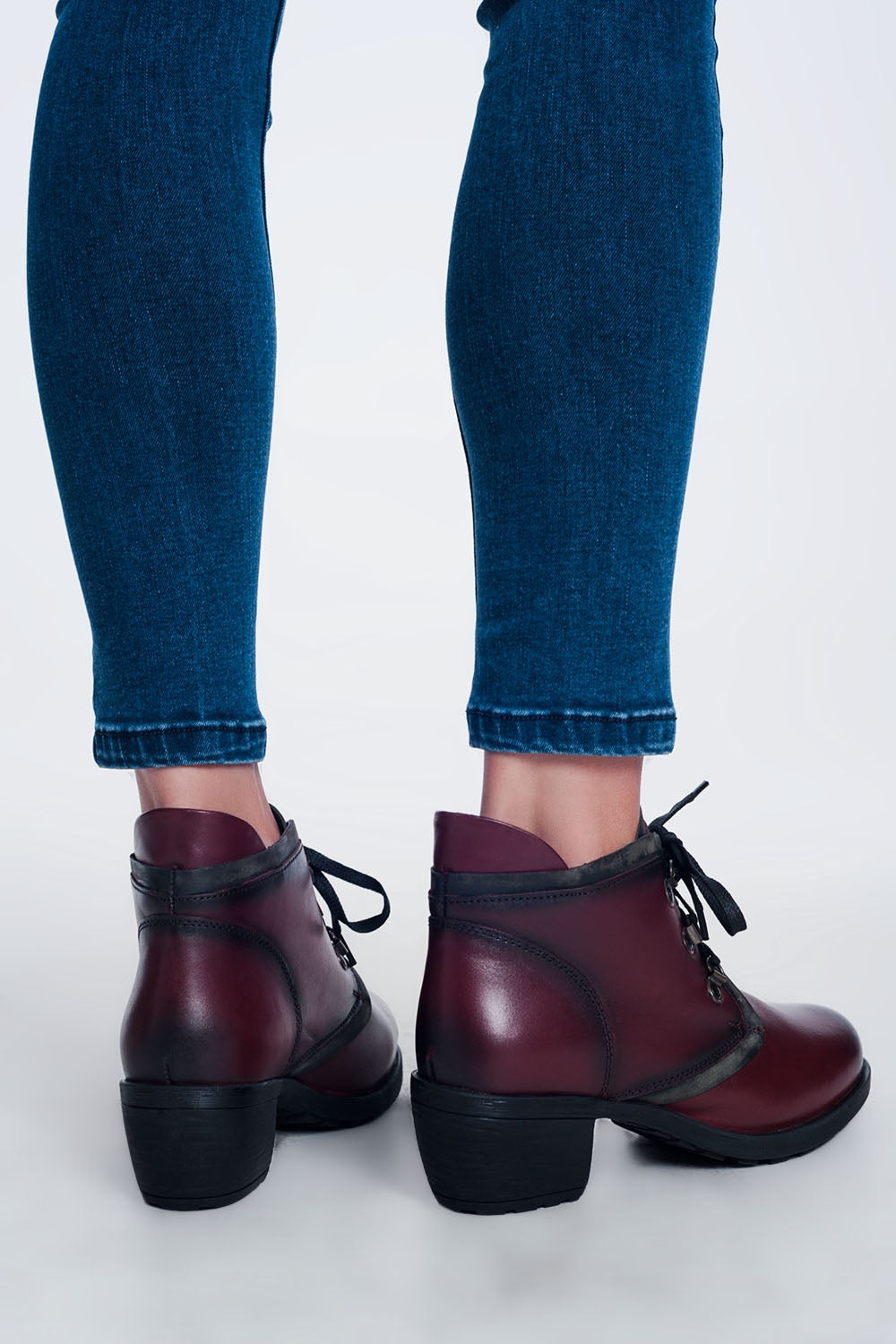 Bottes en cuir à lacets bordeaux