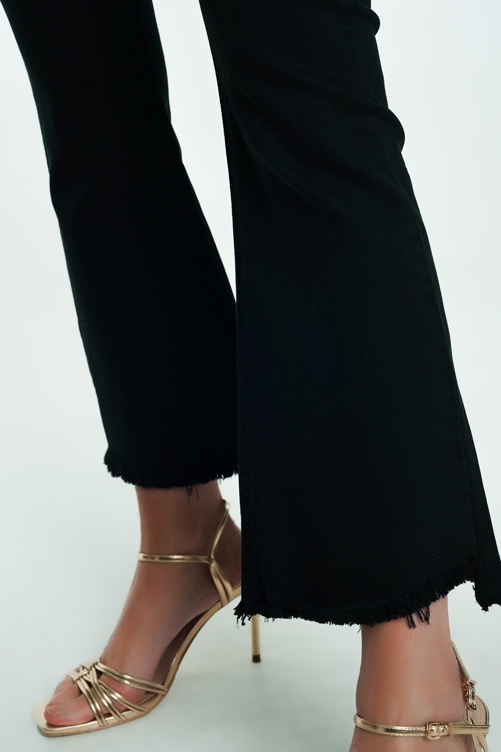 Jean taille haute évasé à ourlet brut en noir