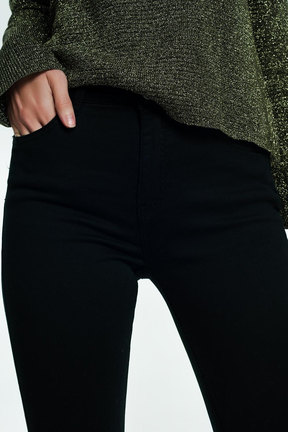 Jean taille haute évasé à ourlet brut en noir
