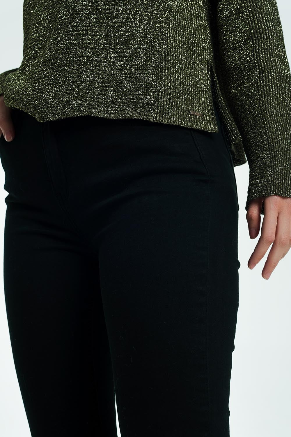 Jean taille haute évasé à ourlet brut en noir