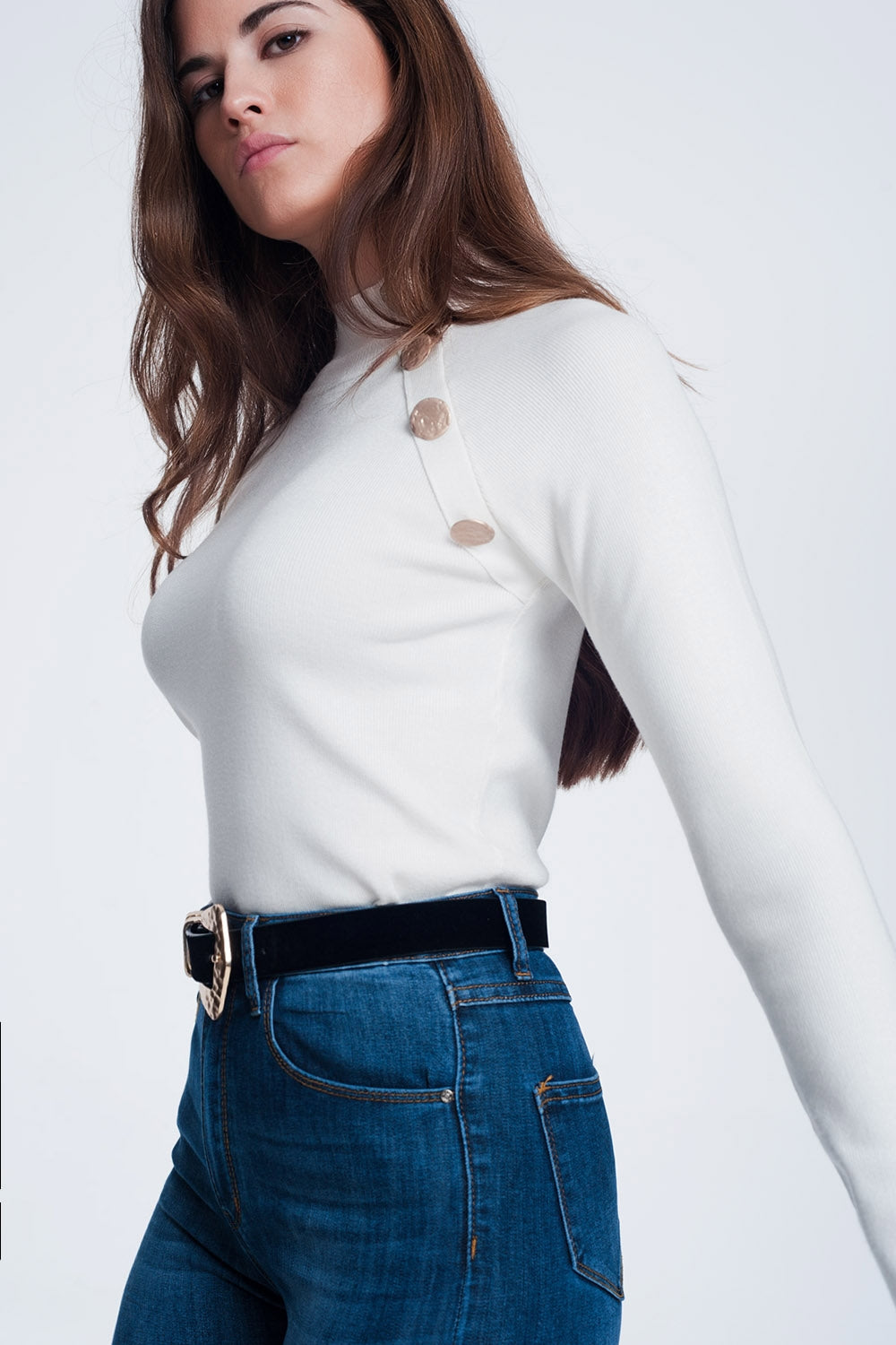 Pull col montant à boutons dorés Crème