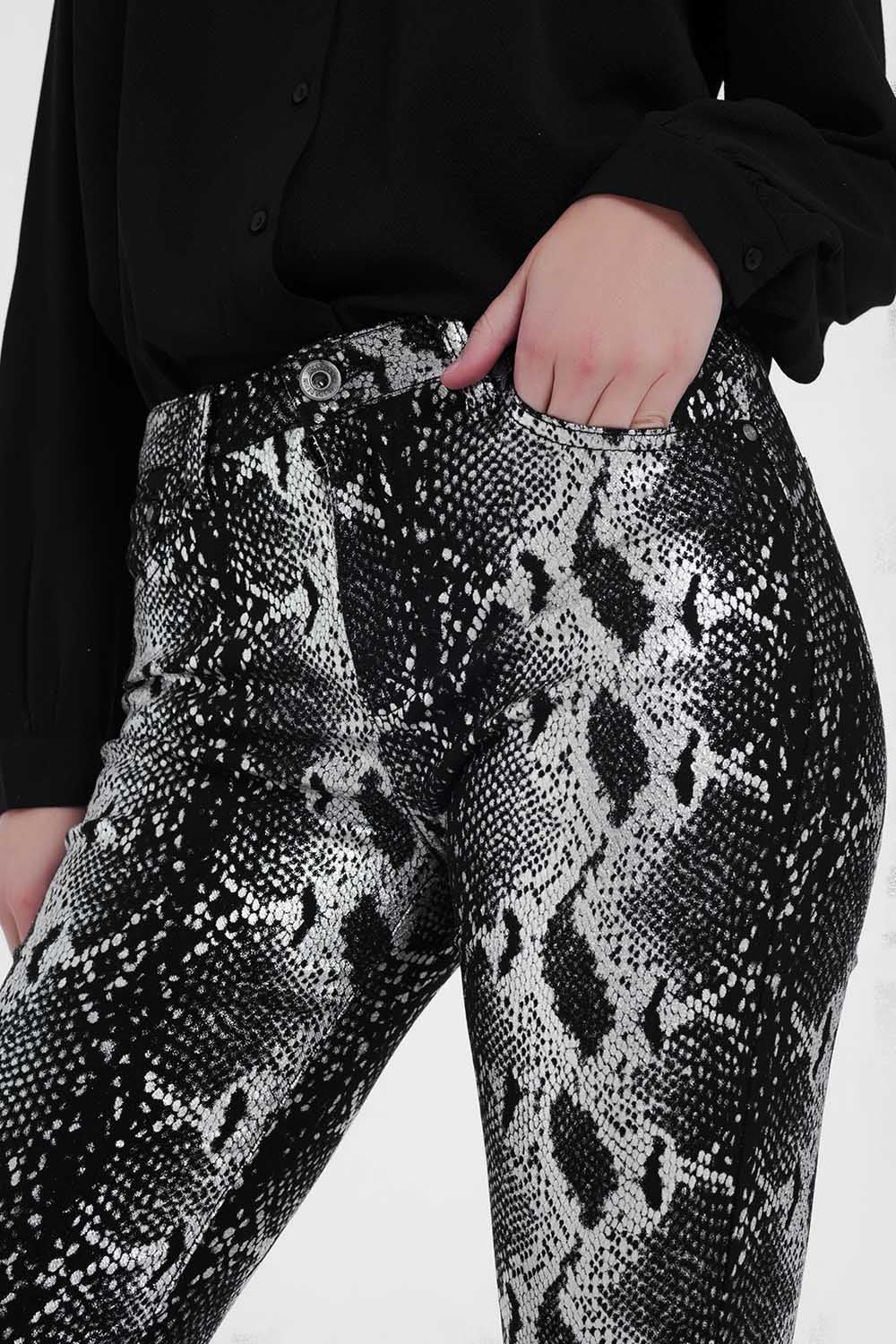 Pantalon noir slim à imprimé animal