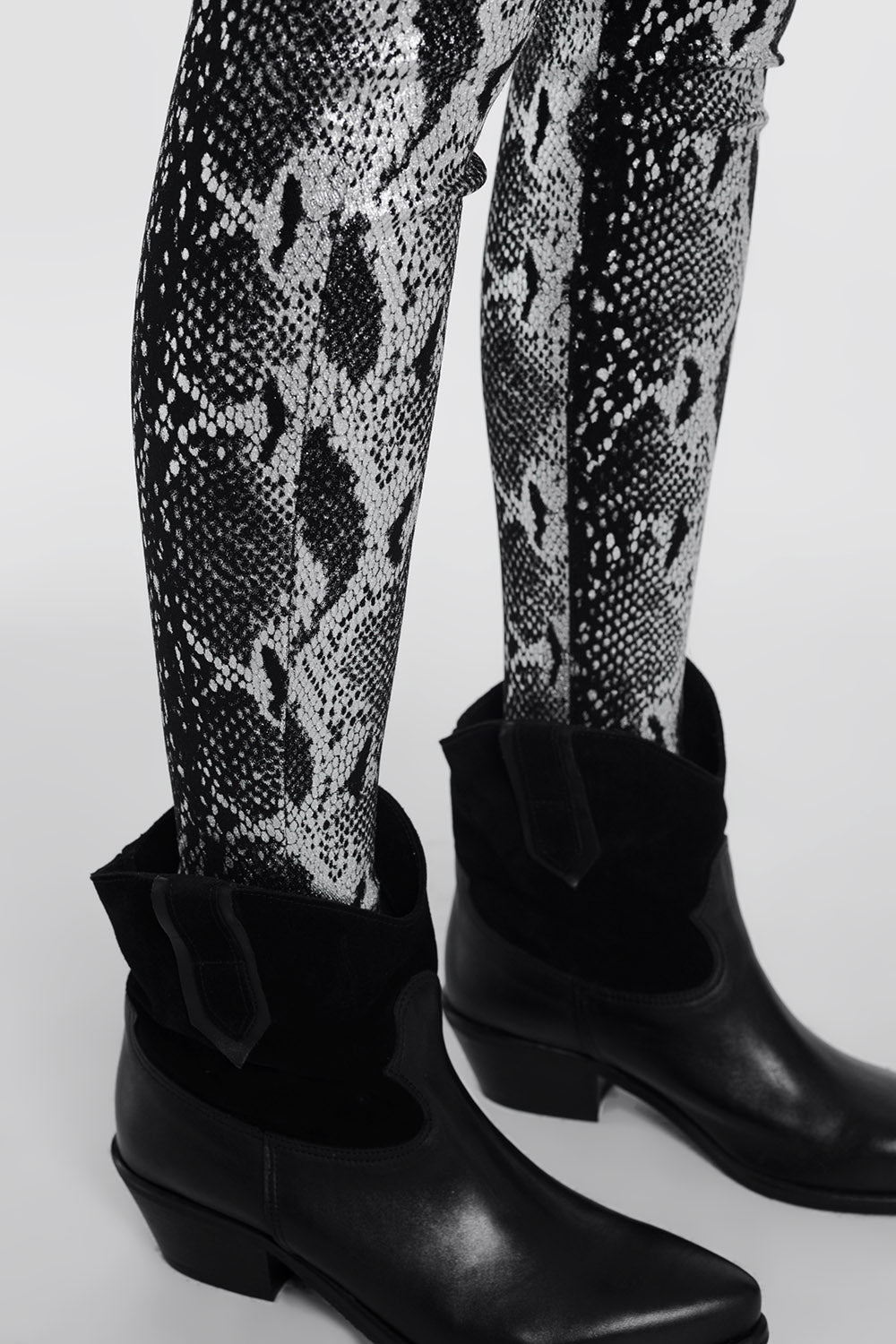 Pantalon noir slim à imprimé animal