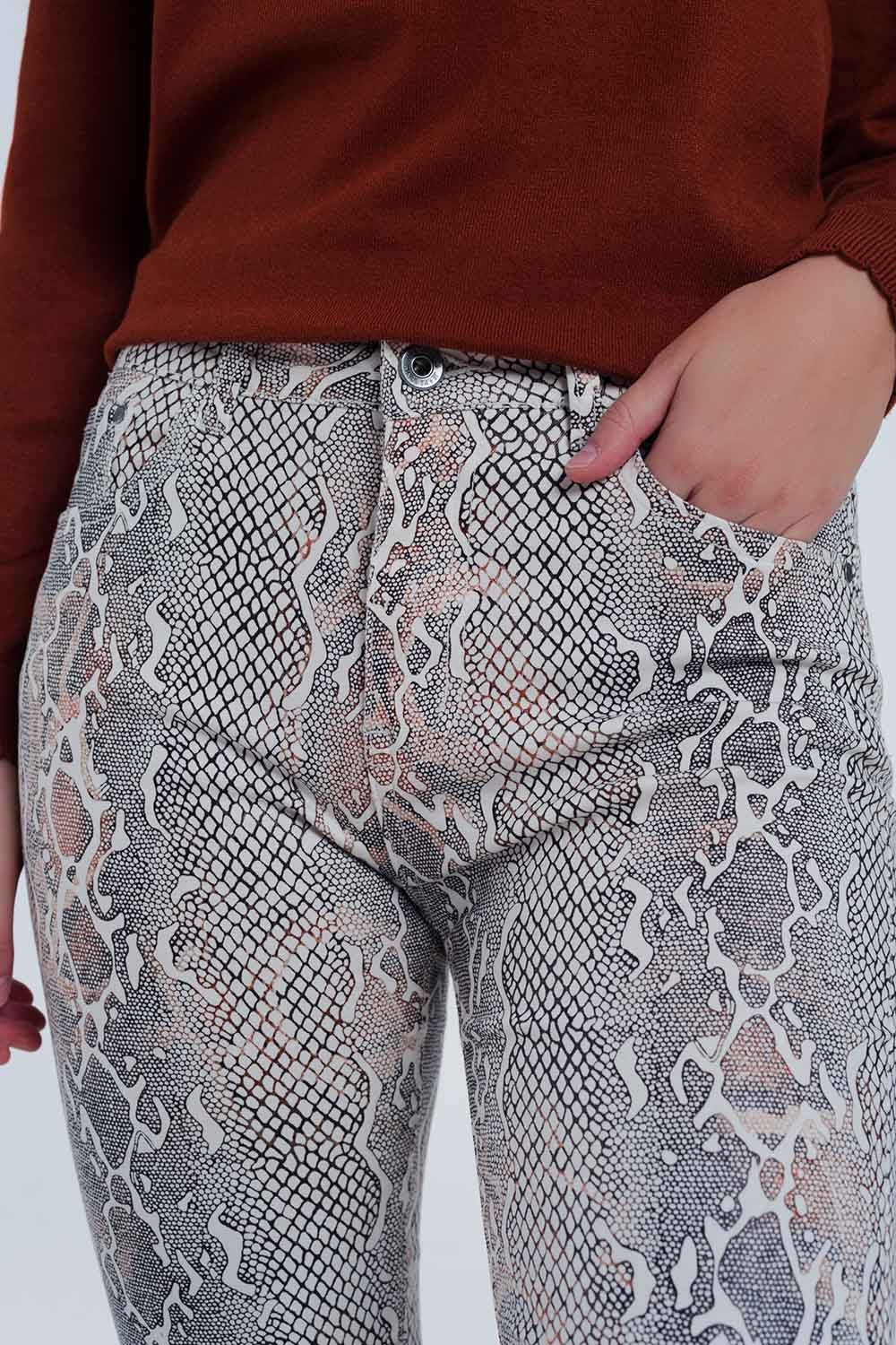Pantalon texturé à imprimé serpent beige