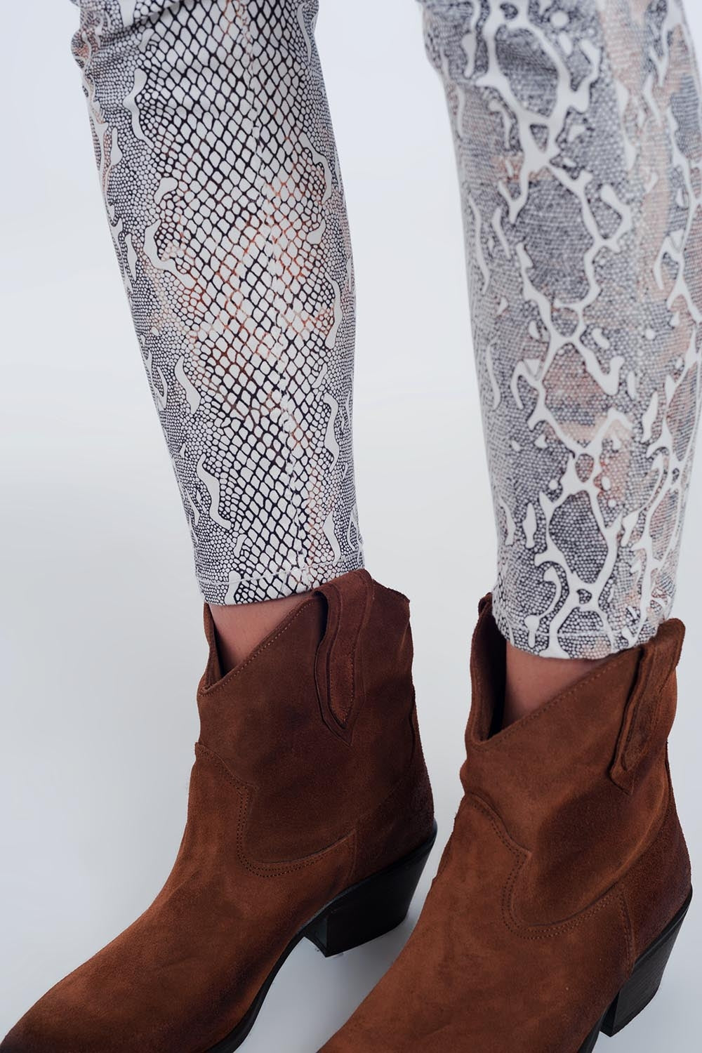 Pantalon texturé à imprimé serpent beige
